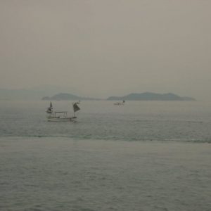 Bateau de pêche devant Oshima