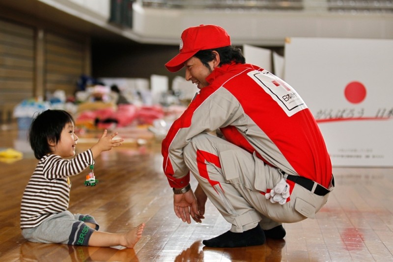 Rui Sato et un volontaire de la Croix-Rouge, photo prise par Hiro Komae (Associated Press)