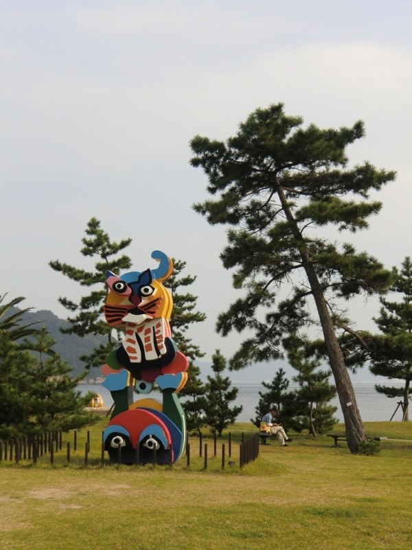Benesse Art Site Naoshima - Frog and Cat de Karel Appel
