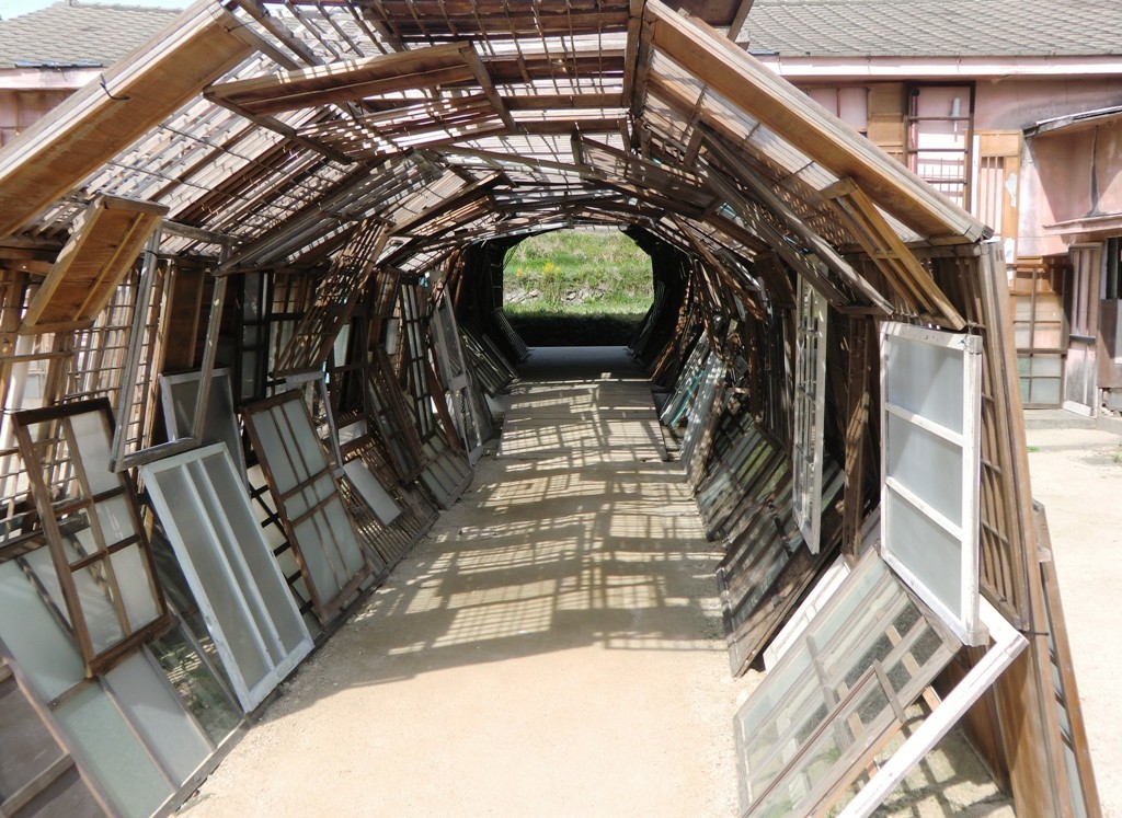 Farther Memory de Chiharu Shiota sur Teshima