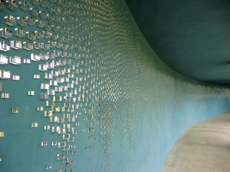 Blind Blue Lanscape de Teresita Fernandez sur Naoshima