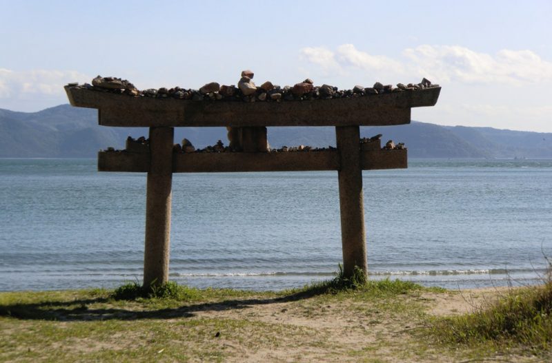 Torii sur la plage de Naoshima