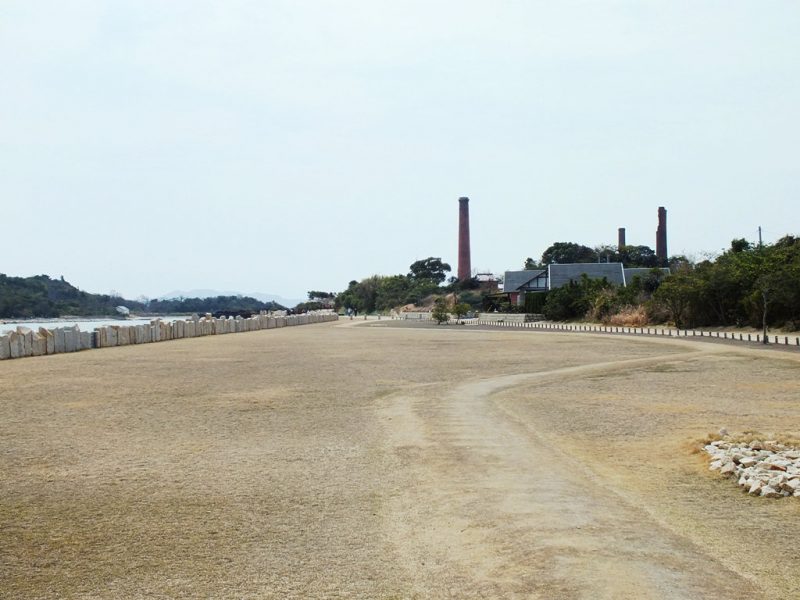 Entrée du Seirensho Art Museum et des ruines de la raffinerie de cuivre.