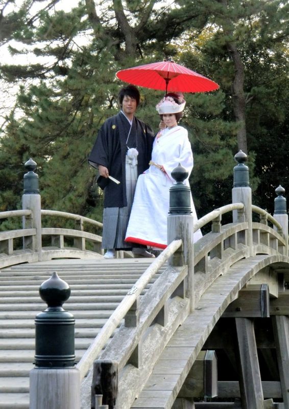 Couple de jeunes mariés japonais en costume traditionnel au Parc Ritsurin à Takamatsu