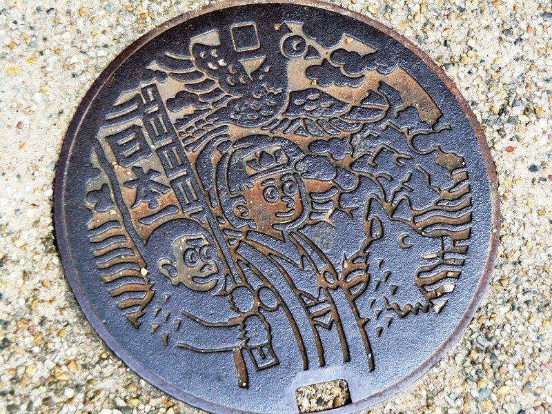 Momotarō, son singe, son chien, son faisan sur une plaque d'égout à Okayama