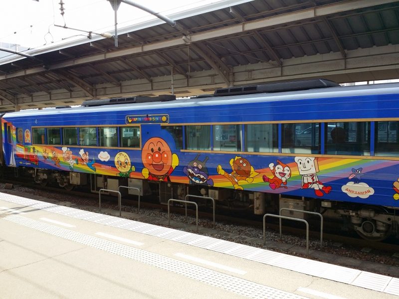 Train d'Anpanman en gare de Takamatsu