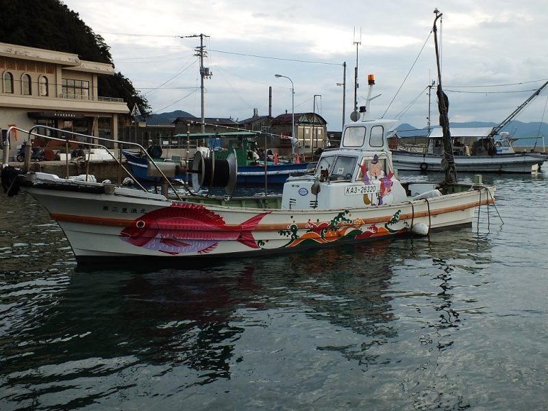 Bateau de pêche japonais de la flotte de Team Ogi sur Ogijima